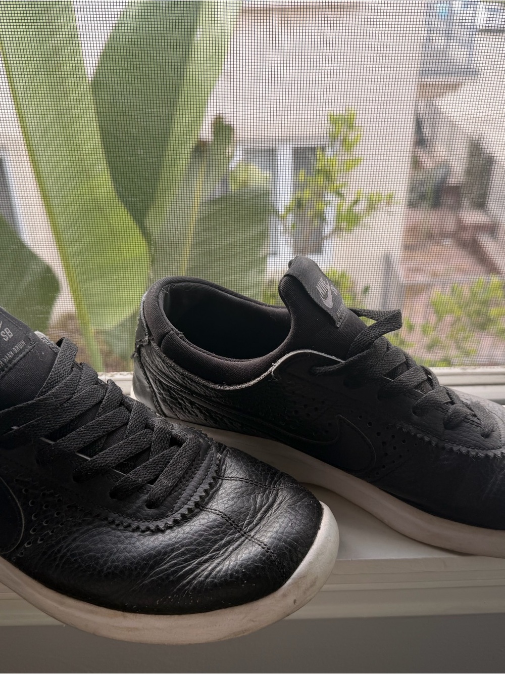 Nike Men’s Black Leather Low-Top Sneakers